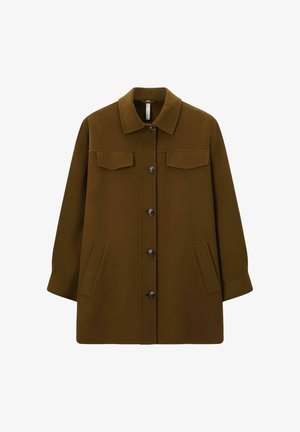 Manteau en laine marron avec un col, fermeture à boutons sur le devant, deux poches poitrine et poches latérales. Présente une coupe décontractée et un tissu texturé.