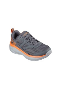 Zapatilla deportiva gris con acentos naranjas, parte superior de malla, collar acolchado y suela texturizada. Presenta cordones y un diseño estructurado para mayor soporte.