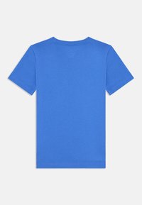 Schlichtes blaues T-Shirt mit kurzen Ärmeln, flach ausgelegt, das den Rücken mit einem runden Halsausschnitt und sauberen Nähten zeigt.