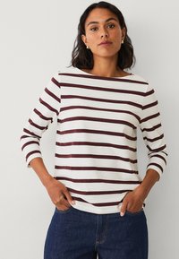 Langsleeve gestreept shirt met een wijde hals; heeft bordeauxrode en off-white strepen, gemaakt van zachte katoen, met een ontspannen pasvorm.