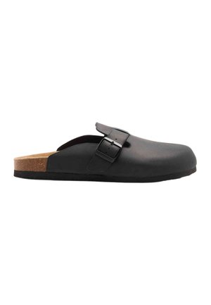 Sort læder slip-on træsko med justerbar spænde-rem og korkfodseng, vist i sideprofil mod hvid baggrund.