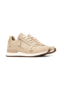 Zapatillas beige con una mezcla de gamuza lisa y texturizada, cierres de cordones, detalle de cremallera y una media suela blanca. Logo de flor sutil en el lado.