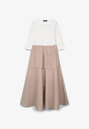 Weißes Langarmoberteil mit Rundhalsausschnitt, kombiniert mit einem beigen A-Linie-Rock mit zwei großen Fronttaschen. Weicher Stoff.