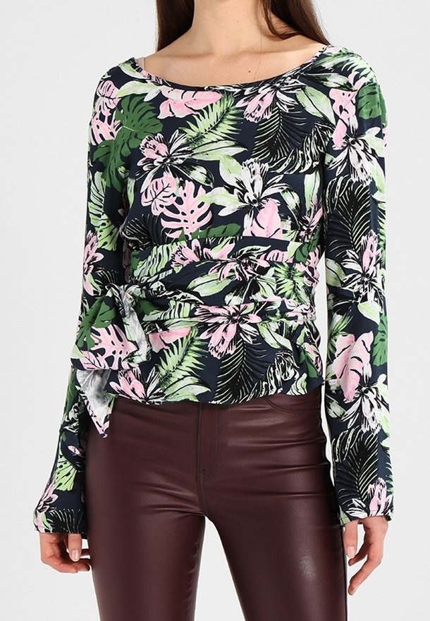Haut à manches longues avec un motif floral dans les tons de bleu foncé, vert et rose. Présente une taille cintrée et un décolleté large ; texture de tissu lisse.