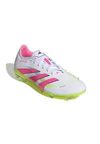 Witte voetbalschoenen met roze en paarse accenten, een gestructureerde bovenkant en een felgele zool. Bevat traditionele veters en studs.
