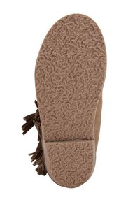 Suola in gomma marrone uniforme con motivo di grip testurizzato, vista dal fondo, attaccata a una scarpa color beige con nappine in camoscio marrone.