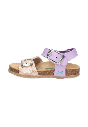 Riemchensandalen mit Korksohle, die einen lilafarbenen Oberriemen und einen metallischen Schlangenmuster-Unterriemen aufweisen. Sichtbare Detailierung mit silberner Schnalle.