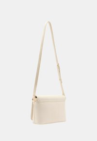Hvid rektangulær crossbody taske lavet af tekstureret læder, med en klapåbning og en justerbar rem med guldfarvede metaldele.