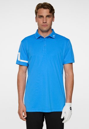 Blå polo med knapkrave, korte ærmer og hvide detaljer på ærmerne. Stoffet har en glat struktur.