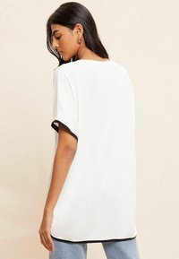 Friends Like These SHORT SLEEVE V NECK PETITE - Navadna majica - white black tipped