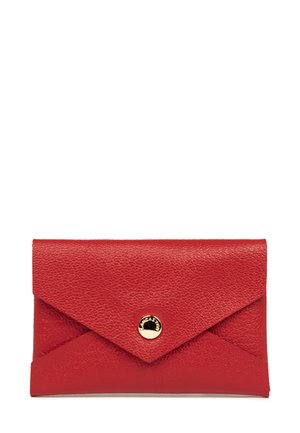 Portefeuille en cuir rouge avec une finition texturée, au design d'enveloppe, et une fermeture à pression dorée au centre. Il présente des rabats inclinés.