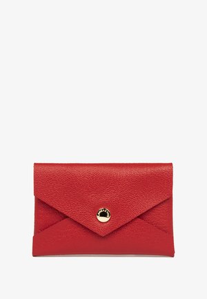 Rote Lederbrieftasche mit strukturierter Oberfläche, Umschlagdesign und einem goldenen Druckknopfverschluss in der Mitte. Verfügt über abgeschrägte Klappen.