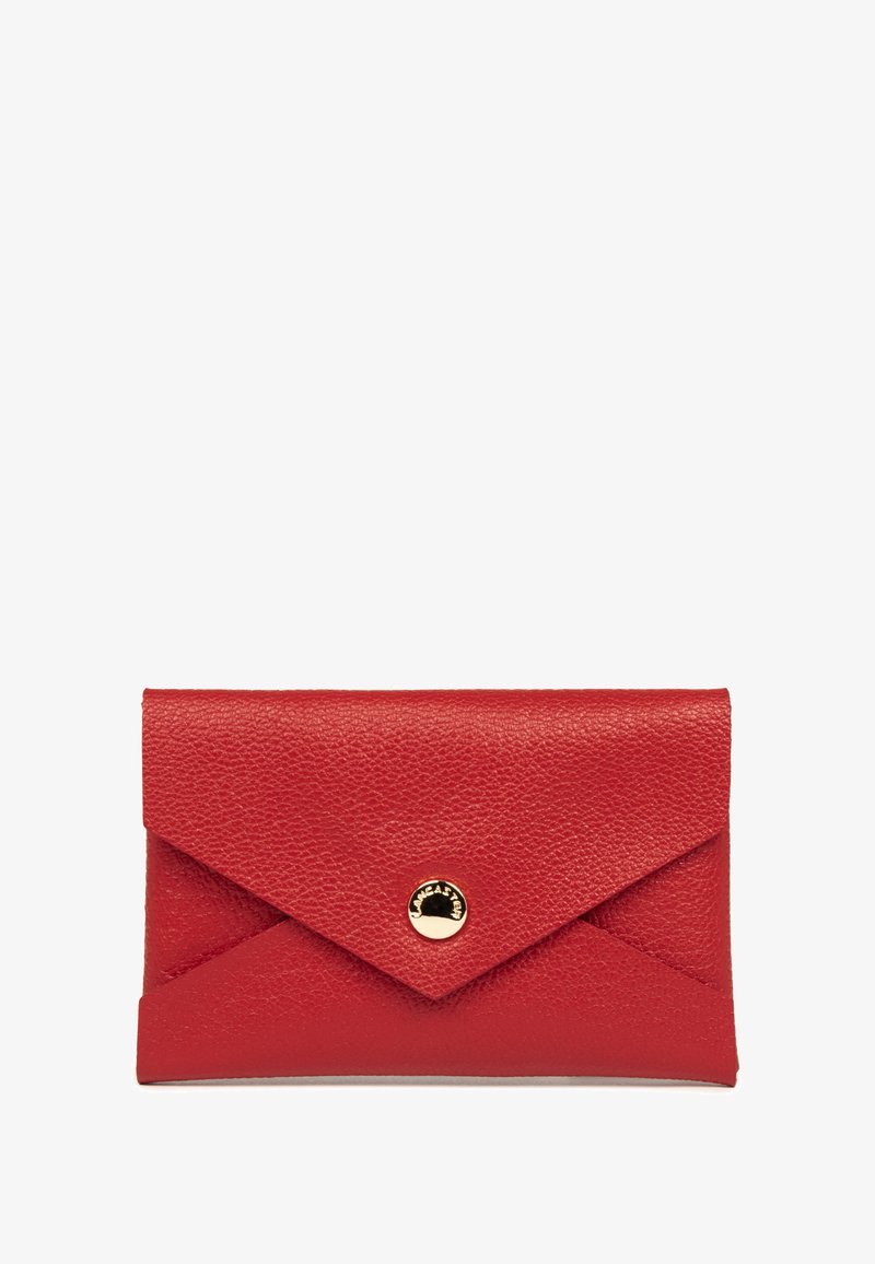 Portafoglio in pelle rossa con finitura testurizzata, design a busta e chiusura a scatto dorata al centro. Presenta alette angolari.