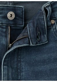 Los vaqueros de denim oscuro tienen un botón metálico y una cremallera. La tela presenta una ligera textura y muestra una pequeña apertura cerca de la pretina.