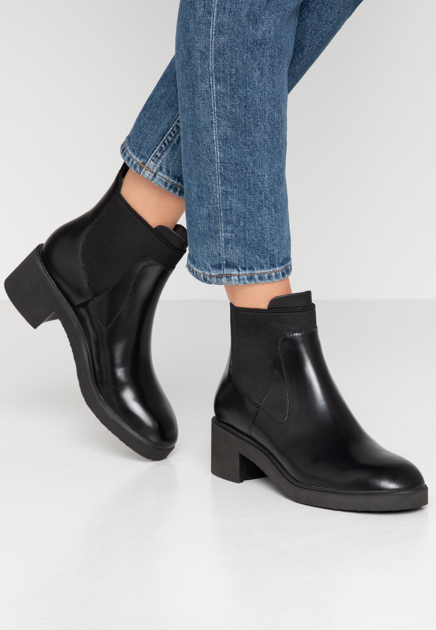 camper wonder bootie