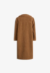 Rjav, teksturiran dolg plašč iz plišastega materiala z velikim ovratnikom in dolgimi rokavi. Ni vidnih zapenjanj ali podrobnosti na zadnji strani.