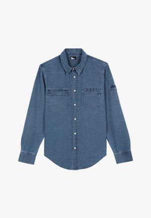 Donkerblauwe denim shirt met lange mouwen, een knoopsluiting aan de voorkant, twee borstzakken en subtiele stikdetails.