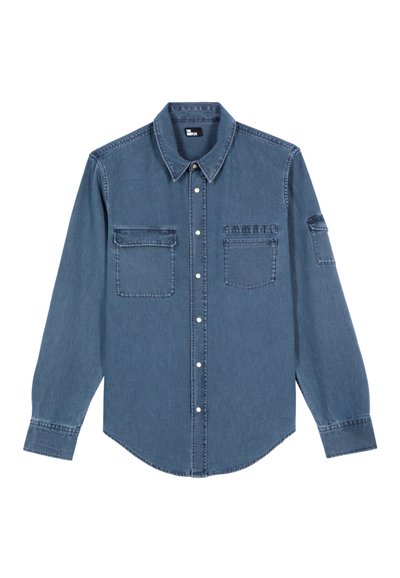 Camicia di jeans blu scuro con maniche lunghe, chiusura a bottoni frontale, due tasche sul petto e dettagli di cucitura suttili.