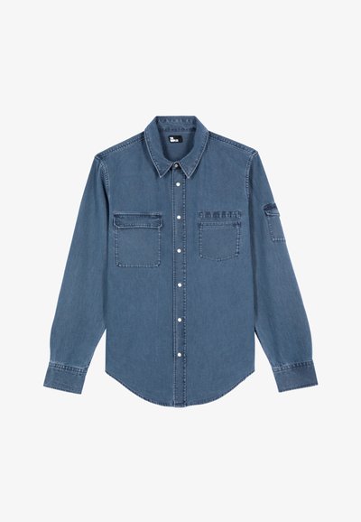 Camicia di jeans blu scuro con maniche lunghe, chiusura a bottoni frontale, due tasche sul petto e dettagli di cucitura suttili.