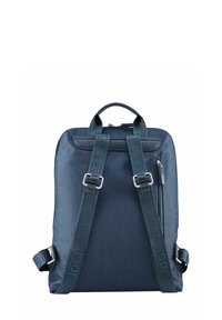 Zaino blu scuro in tessuto con spallacci regolabili, maniglia superiore e tasca con zip. Presenta dettagli del logo sulle cinghie e una texture liscia.