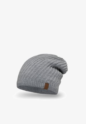 Harmaa neulottu myssy, jossa on ribattu pinta ja löysä muotoilu. Sivussa on pieni ruskea nahkainen logotagi.