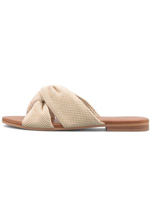 Sandalo beige intrecciato a ciabatta con design della fascia annodata, suola piatta e sottopiede marrone liscio, tessuto minimalista e strutturato.