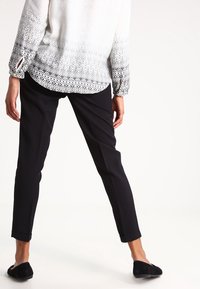 New Look Maternity Kalhoty - black