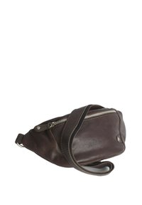 Pochette in pelle marrone con finitura testurizzata, dotata di una zip argentata e di una breve tracolla staccabile. Design compatto ed allungato.