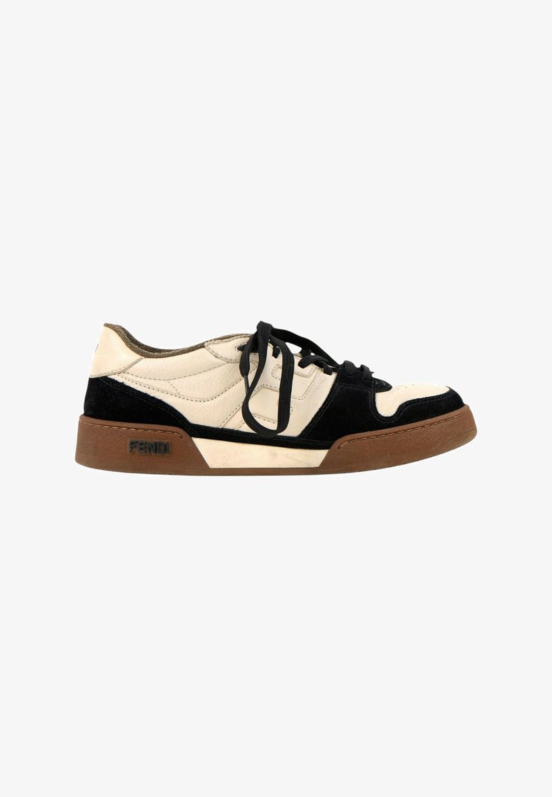 Baskets basses avec panneaux en cuir crème et noir, semelle en caoutchouc marron, lacets noirs et logo Fendi sur le côté du talon.