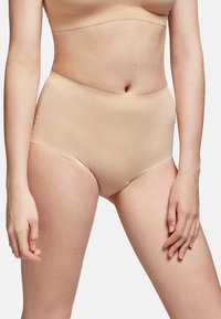 Sous-vêtements taille haute beige en tissu lisse, dotés d'une taille festonnée et d'un design offrant une couverture totale.
