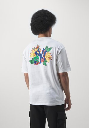 Camiseta de algodón blanca de manga corta con un gráfico floral colorido de flores amarillas, hojas verdes y acentos azules en la parte posterior.