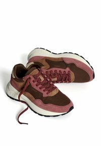 Hnědé a růžové tenisky s texturovaným semišovým a látkovým svrškem, kulatou špičkou, polstrovaným límcem a černou gumovou podrážkou. Šněrování v odpovídající barvě.