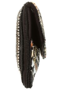 Kleine schwarze Stoff-Clutch, verziert mit filigraner schwarzer, weißer und metallischer Perlenarbeit, von der Seite geöffnet gezeigt.