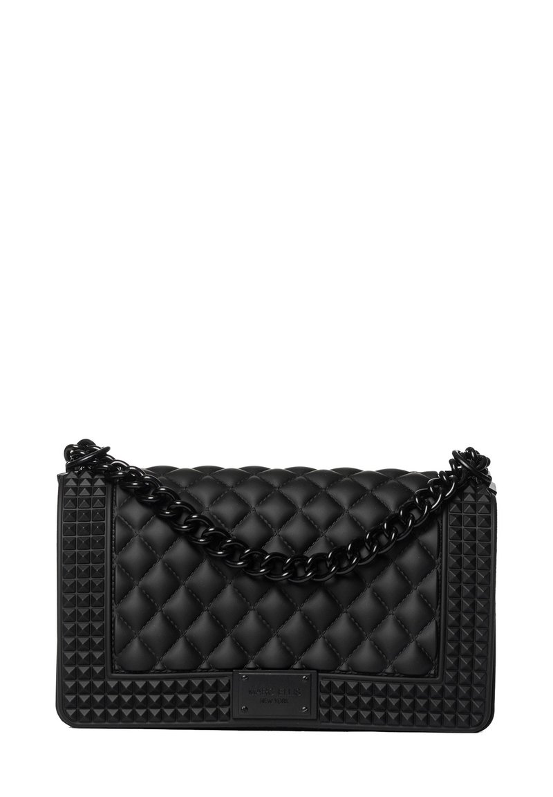 Borsa a tracolla nera trapuntata realizzata in materiale testurizzato, con una catena spessa e borchie a piramide sui lati. La finitura liscia mette in risalto il design.
