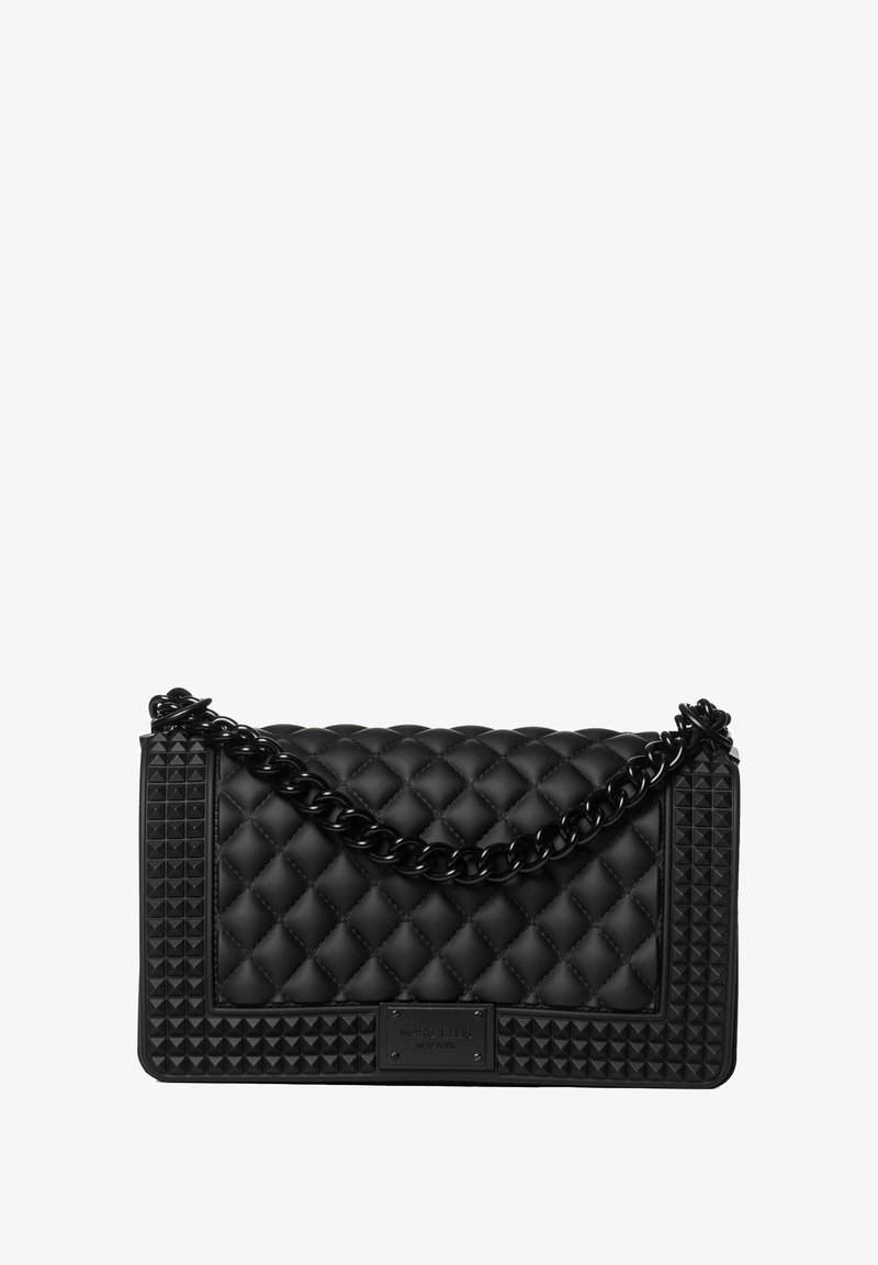 Borsa a tracolla nera trapuntata realizzata in materiale testurizzato, con una catena spessa e borchie a piramide sui lati. La finitura liscia mette in risalto il design.