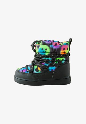 La botte d'hiver colorée présente une semelle en caoutchouc noir, une tige en tissu multicolore vibrant avec des motifs de visages souriants, et des lacets ajustables.
