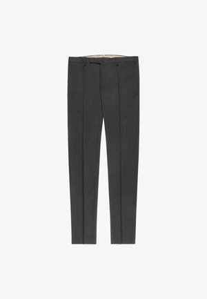 Zwarte formele broek met voorvouwen, riemlussen en zakken, plat uitgestald op een witte achtergrond.