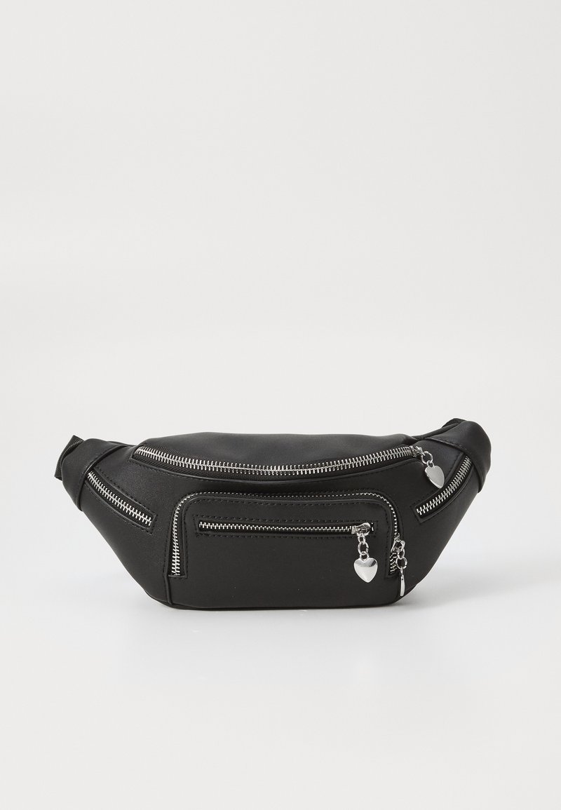 Sac banane noir avec plusieurs fermetures éclair argentées et tirettes en forme de cœur sur un fond blanc uni.