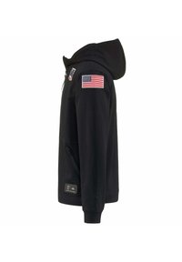 Felpa nera con zip e cappuccio, dotata di una toppa della bandiera americana sulla manica sinistra, tasca frontale e tessuto testurizzato.