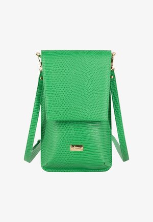 Kleine groene crossbodytas met getextureerd oppervlak, klep sluiting, verstelbare riem en klein gouden merkembleem aan de voorzijde onderaan.
