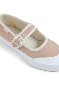 Leinenschuh in Hellrosa mit einer weißen Gummisohle. Verfügt über einen Riemen mit einer Schnalle, eine runde Zehenpartie und eine weiche Innenauskleidung.