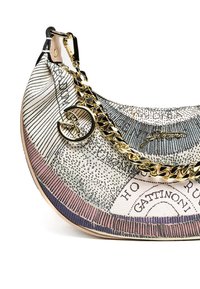 Halvemaanvormige handtas met een gedetailleerde kaartafdruk in meerdere kleuren, gouden schouderband en decoratief gouden embleem.