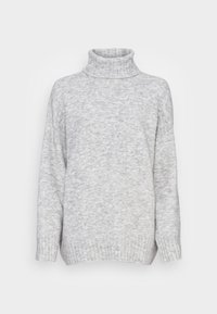 Jersey de punto jaspeado gris claro con cuello alto, mangas largas y puños y bajo acanalados sobre fondo blanco.