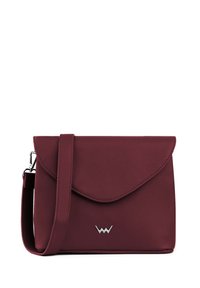 Burgundské syntetické crossbody taška s klopou, stříbrným logem a nastavitelným ramenním popruhem. Hladká textura a obdélníkový tvar.