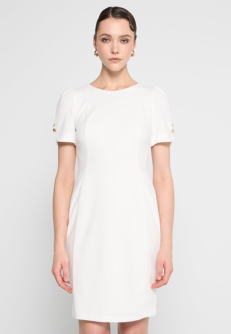Biała krótka sukienka z krótkim rękawem, okrągłym dekoltem, strukturalnym fasonem, subtelnymi plisami i złotymi guzikami na mankietach rękawów.