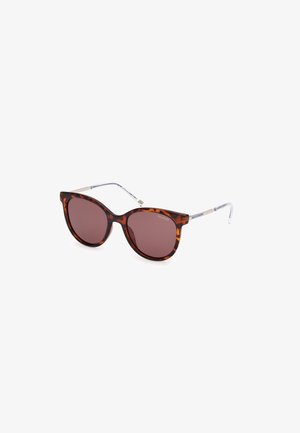 Sunglasses ve tvaru kočičích očí s rámem z želvoviny, gradientní hnědé čočky a stříbrné kovové akcenty na spáncích.