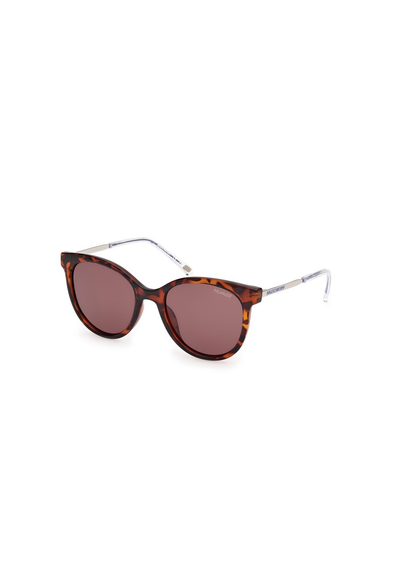 Gafas de sol de estilo ojo de gato con un marco de plástico de carey, lentes marrones degradados y acentos metálicos plateados en las patillas.