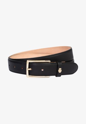 Ceinture en cuir noir avec une finition lisse, boucle rectangulaire en ton or, trous perforés pour ajustement, et un logo subtilement embossé.
