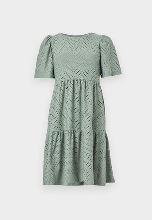 Hellgrünes Kleid mit kurzen Puffärmeln, einem runden Ausschnitt und einem gestuften Rock. Es zeichnet sich durch ein Chevron-Muster mit kleinen Ausschnitten aus.
