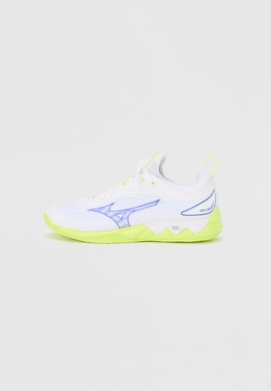 Chaussure de sport blanche avec semelle et accents jaune néon, logo bleu, tige en mesh et fermeture à lacets, vue de côté sur fond blanc.